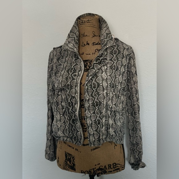 BLANK NYC Snakeskin print spring jacket - Picture 3 of 4